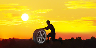 黄色简约日落黄昏汽车轮胎修理工展板背景轮胎背景